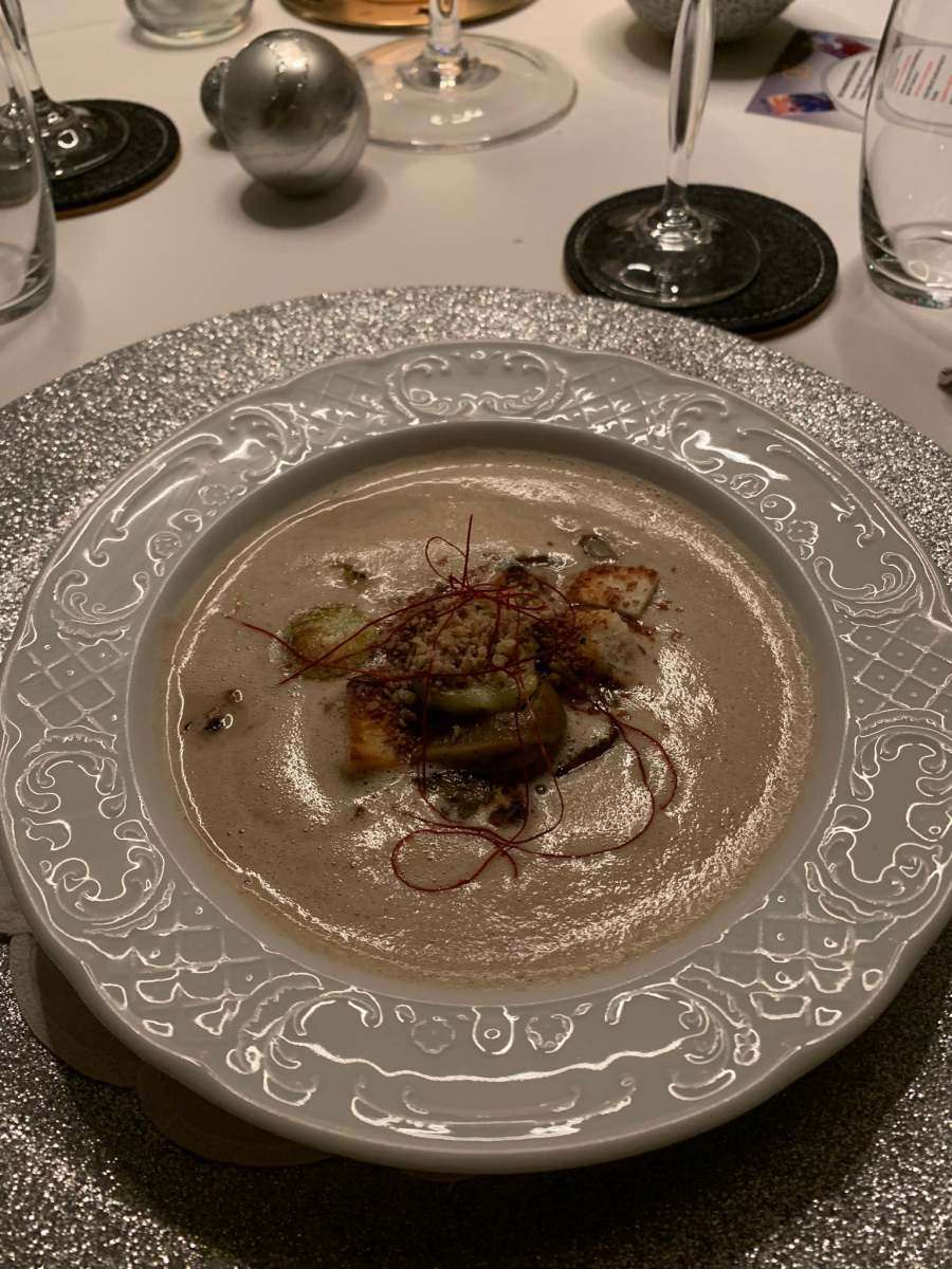 Cremesuppe mit Croutons und Safranfäden, festlich angerichtet