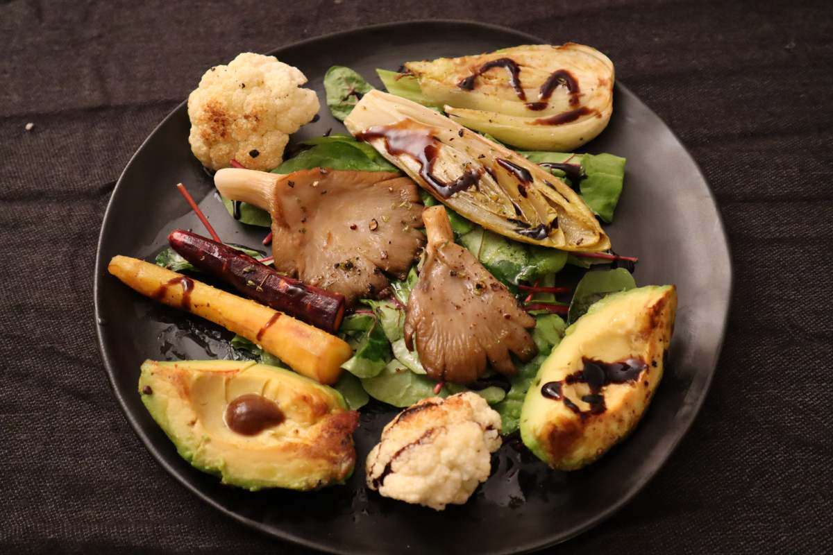 Vegetarische Antipasti mit Austernpilzen, Blumenkohl, Chicorée und Avocado