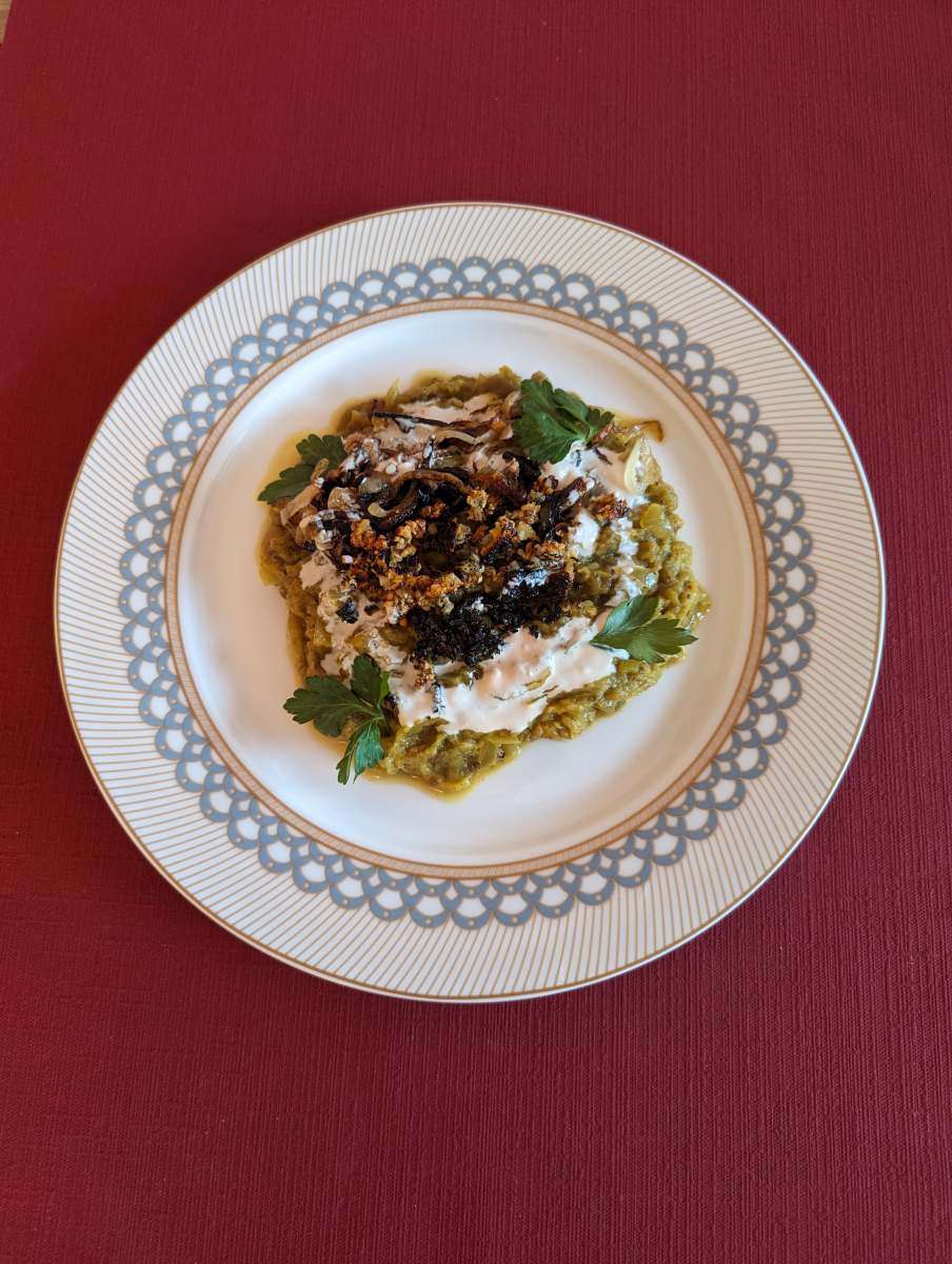 Persische Auberginen-Vorspeise mit Joghurt, gerösteten Zwiebeln und Walnüssen