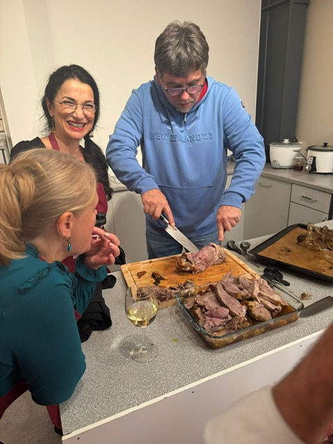 Kochkurs-Teilnehmer beim Tranchieren von Roastbeef unter Anleitung von Ferylicious
