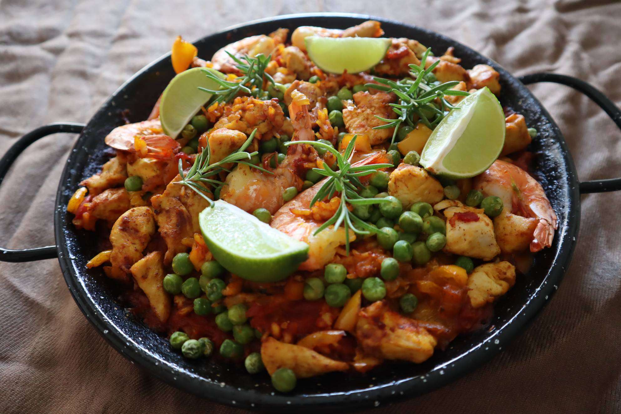 Andalusische Paella mit Garnelen und Hähnchenschenkel