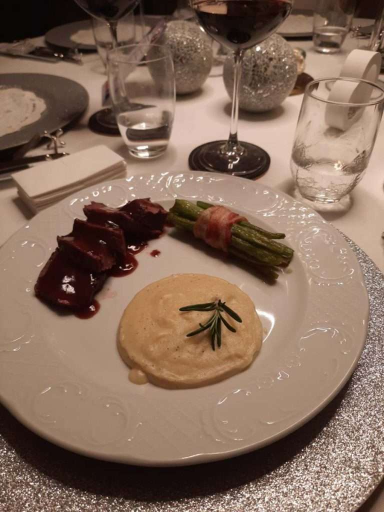 Rinderfilet in Rotwein Sauce mit Kartoffel-Sellerie Püree und Grüne Bohnen im Speckmantel