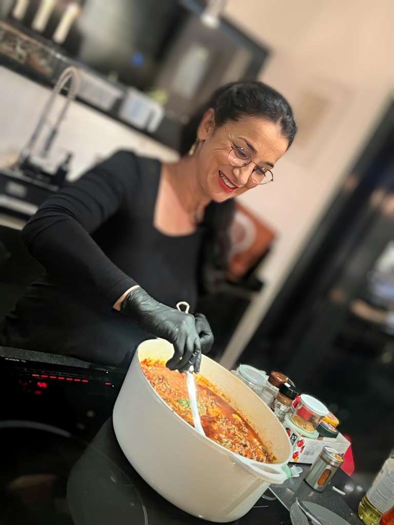 Privatköchin Ferylicious bereitet frisch ein Gericht in der Gästeküche zu
