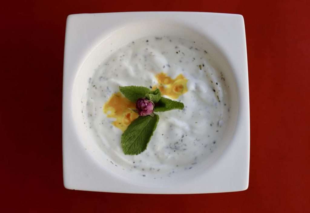 Minz-Joghurt mit frischem Dill