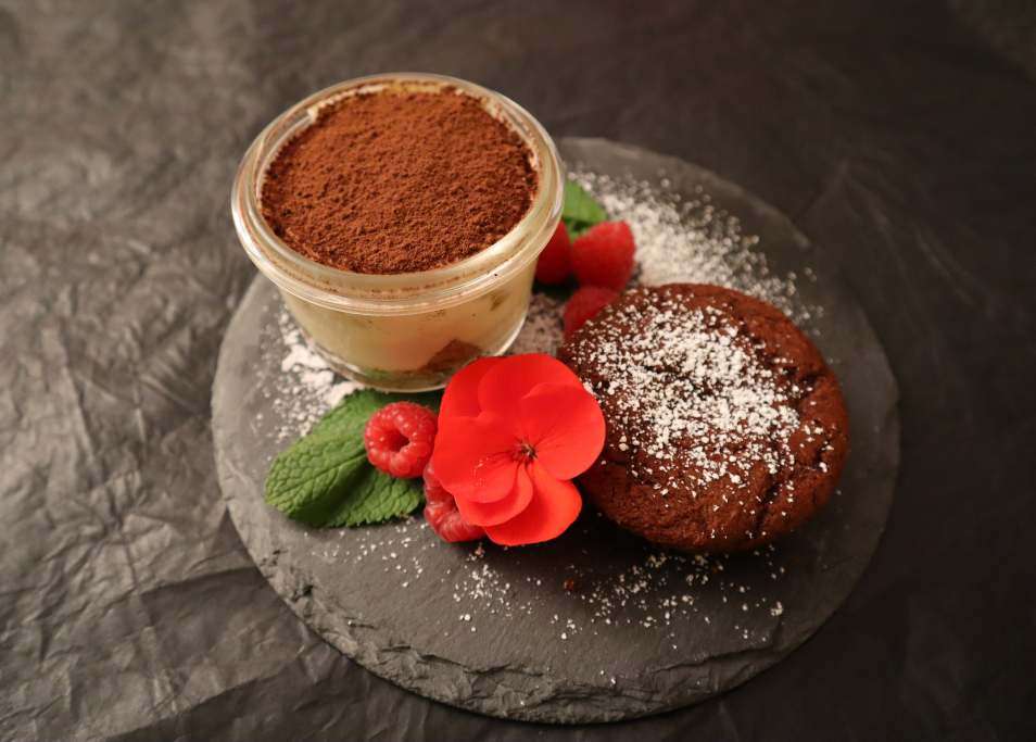 Tiramisu mit Schoko-Muffin und Himbeere