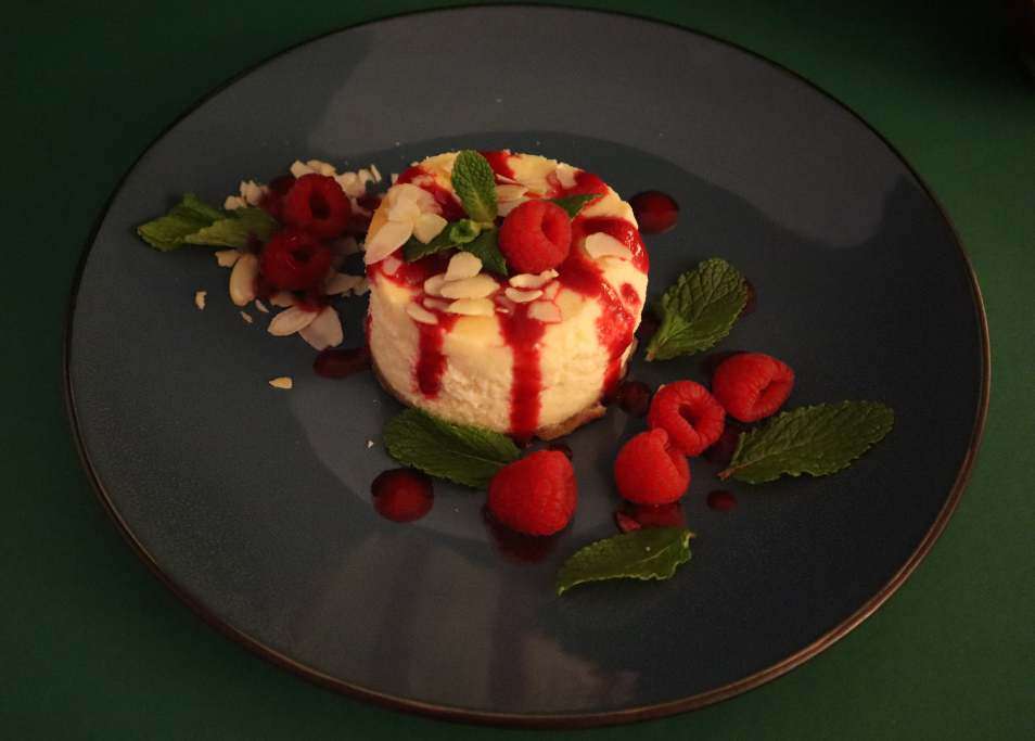 Leckerer Cheescake mit Himbeersauce