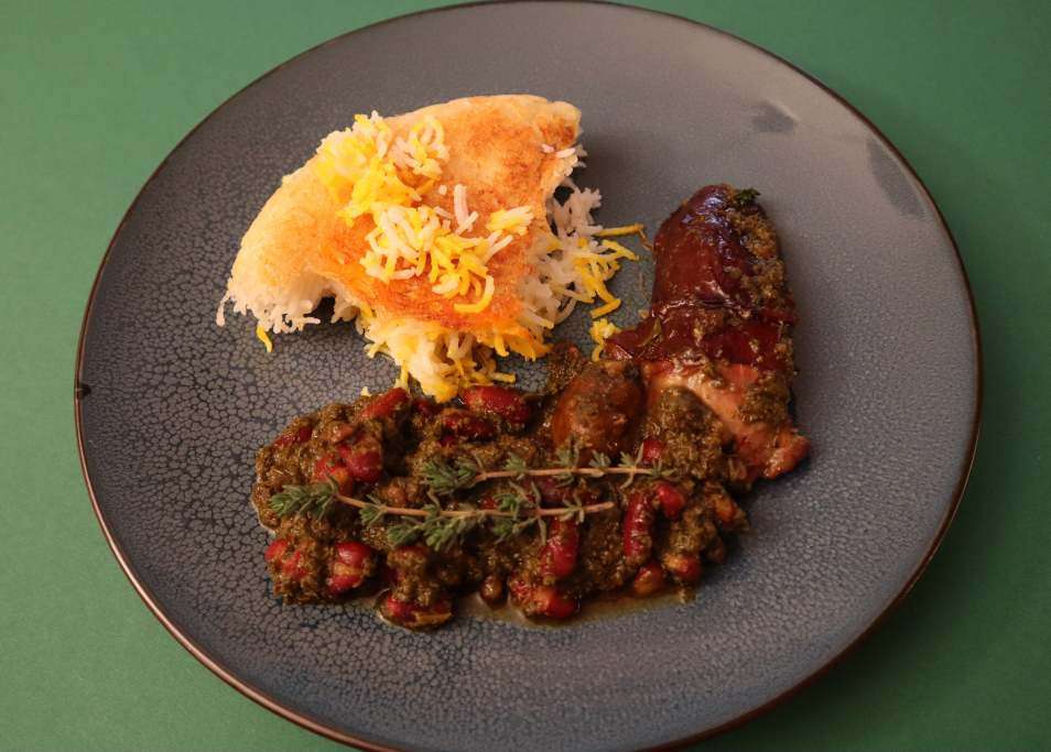 Persiches Lammgericht mit Kräutern und Reis (Ghormeh Sabzi)