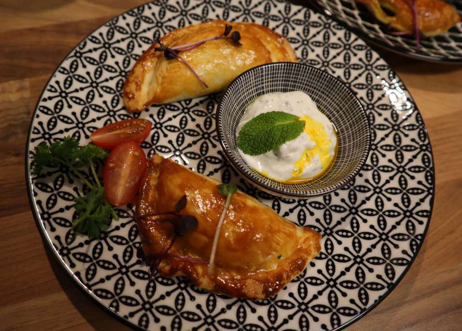 Gefüllte Empanadas mit Joghurt Dip