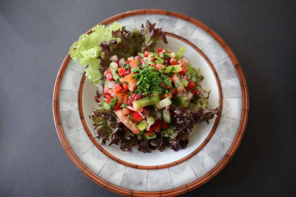 Pipirrana Sommersalat aus Malaga mit Limetten-Apfelessig-Oliven Dressing
