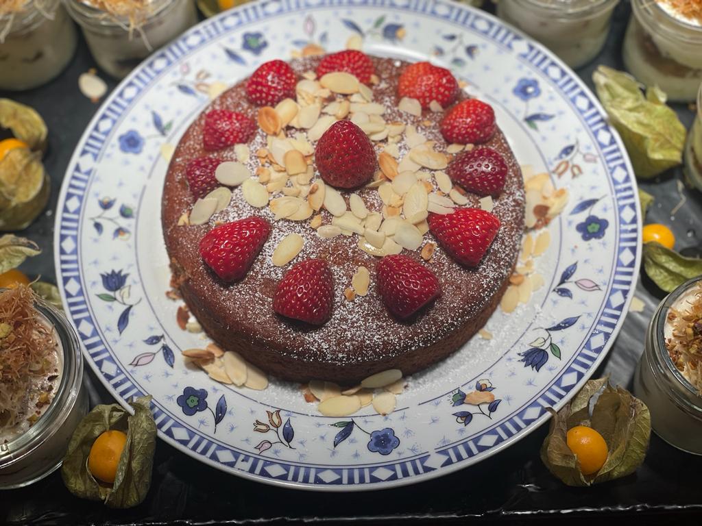 Schokokuchen mit Datteln und Erdbeeren