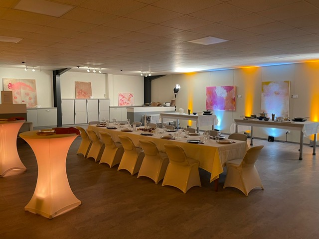 Festlich eingedeckter Tisch für ein Kochkurs-Event