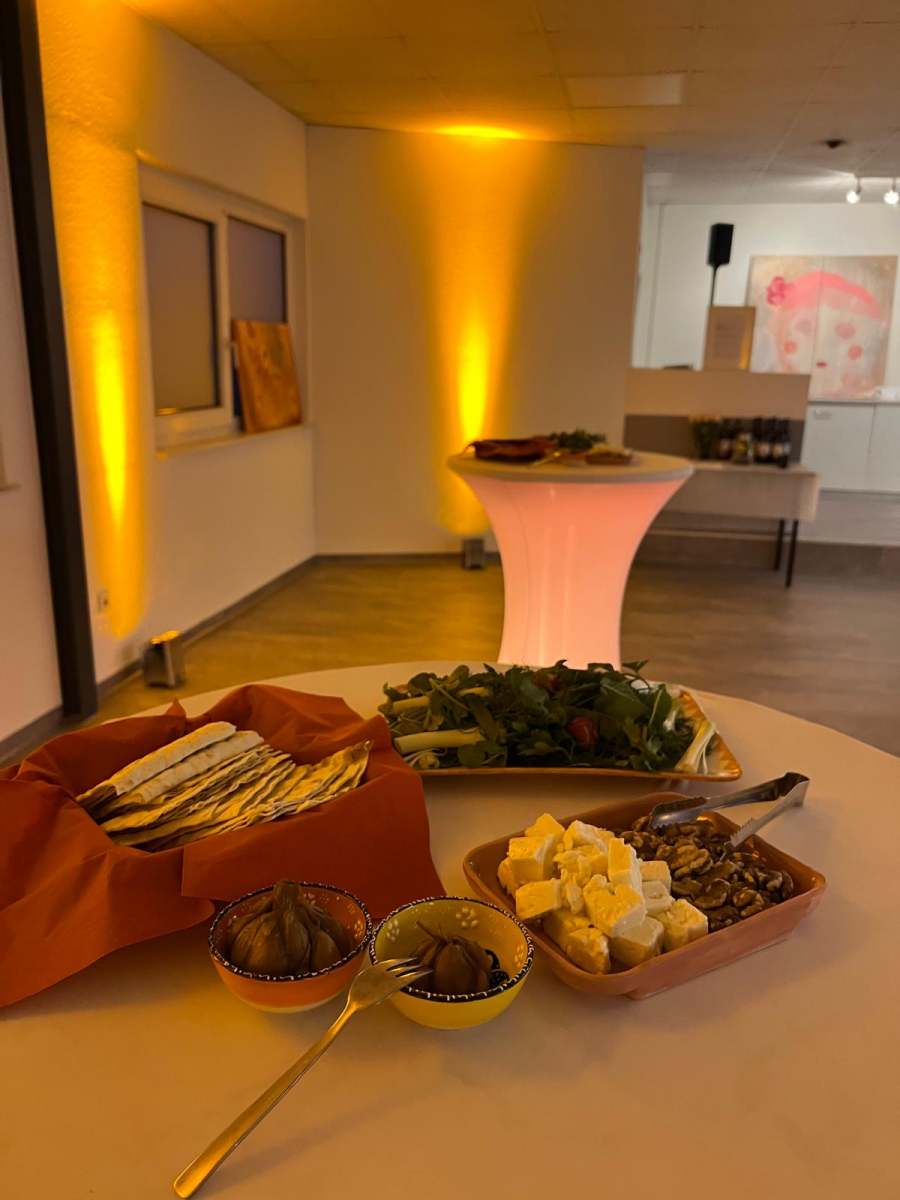 Fingerfood-Buffet mit Feta, Walnüssen und Fladenbrot