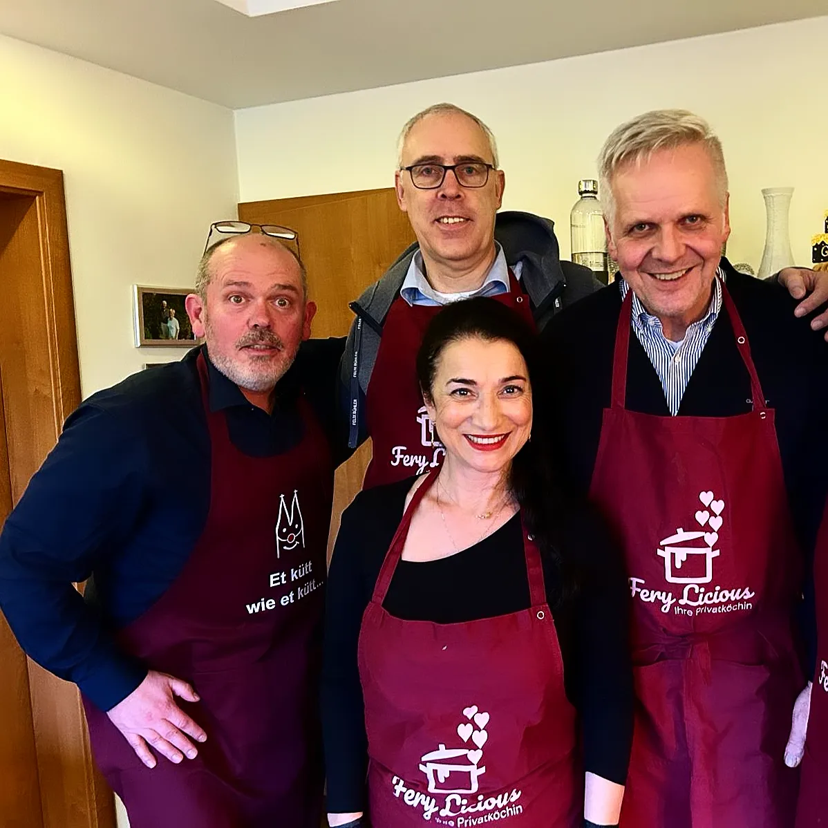 Ferylicious mit Kochkurs-Teilnehmern in Fery-Licious-Schürzen