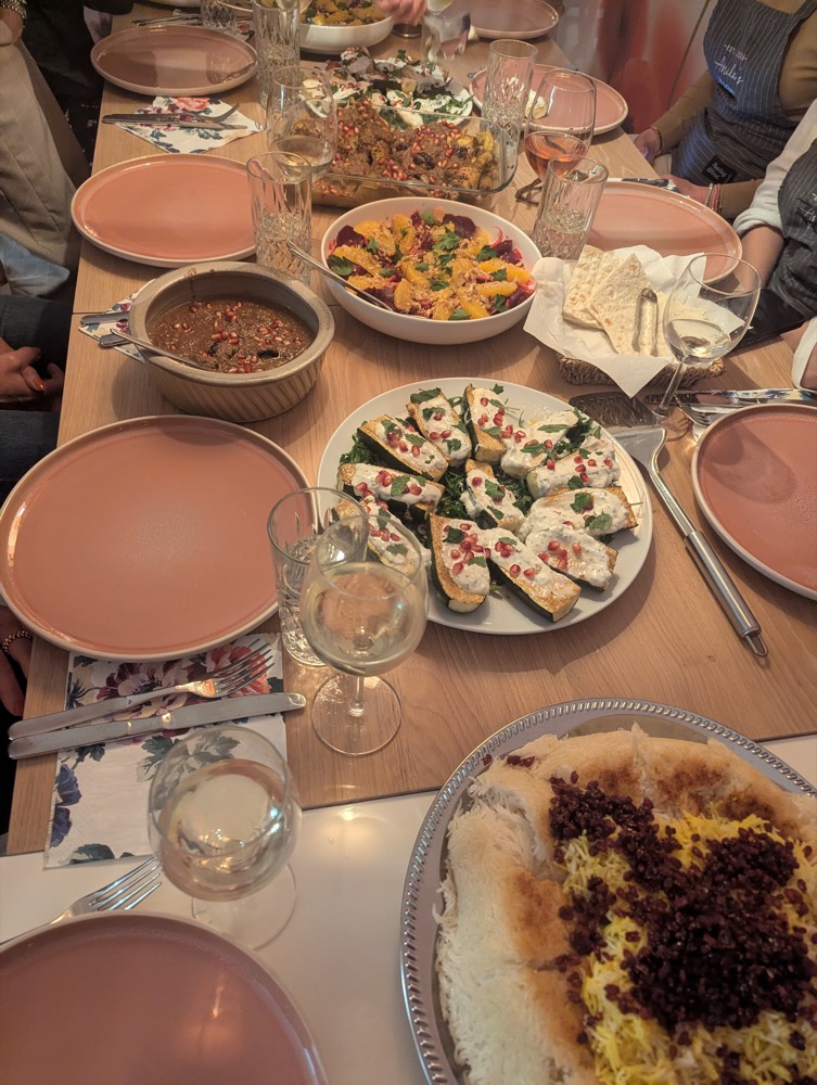 Reich gedeckter Tisch mit persischen Gerichten aus einem Kochkurs