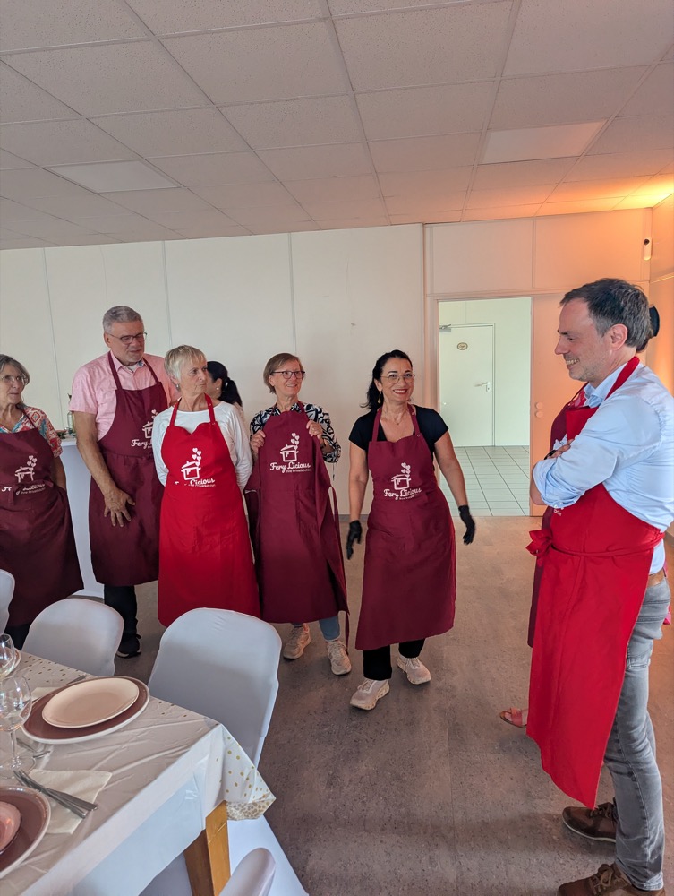 Ferylicious erzählt der versammelten Kochkurs-Gruppe