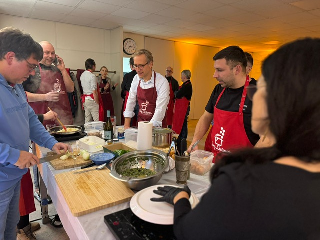 Teilnehmer beim gemeinsamen Kochen im Kochkurs