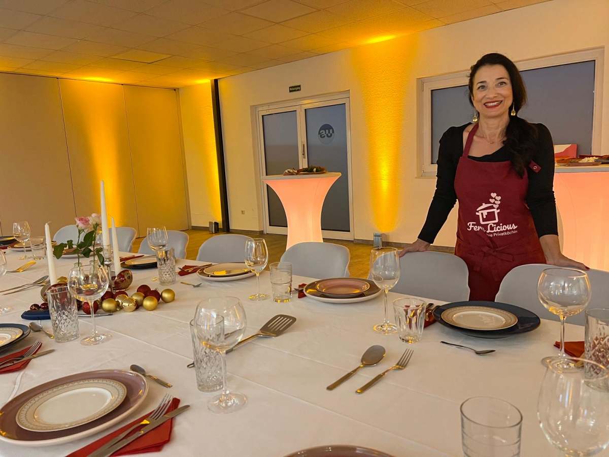 Ferylicious an einer festlich gedeckten Weihnachtstafel