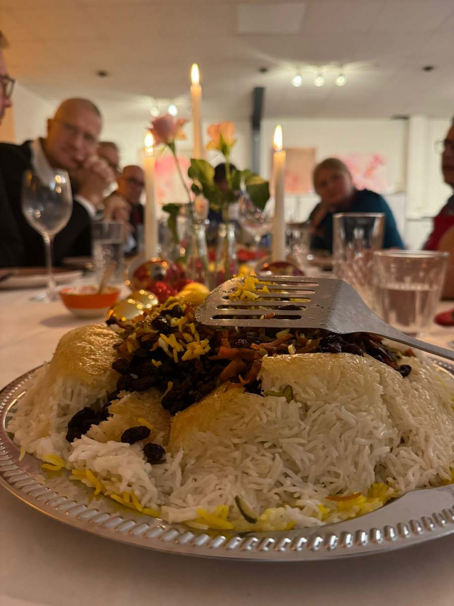 Safranreis mit Rosinen, angerichtet bei einem Kochkurs-Dinner