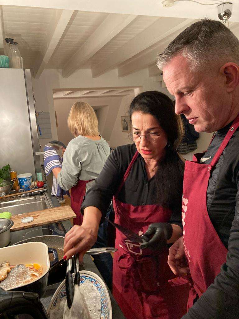 Teilnehmer beim gemeinsamen Kochen