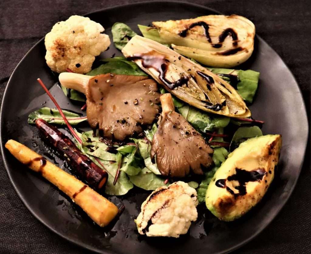 Vegetarische Antipasti mit Austernpilzen, Blumenkohl, Chicoree und Avocado